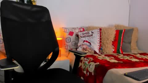 Helena Santos  online show from 12/04/25, 11:19