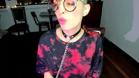 Heliconia online show from 10/19/25, 01:06