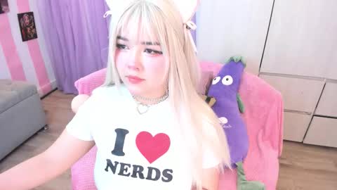 Snapshot of hell_fairy chatting on 10/04/25, 05:27 Laura online show from 10/04/25, 05:27