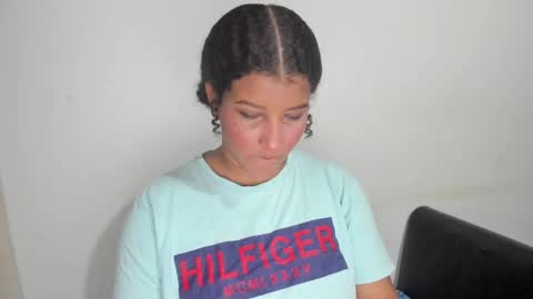 Snapshot of hellen_scot_ chatting on 11/16/25, 12:05 hellen_scot_ online show from 11/16/25, 12:05