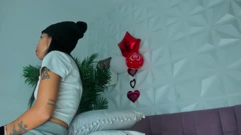 hellen     online show from 02/17/26, 07:09