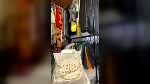 hellen     online show from 04/05/26, 11:02