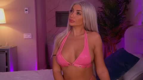 Snapshot of hellenroyy chatting on 09/14/25, 03:16 hellenroyy online show from 09/14/25, 03:16