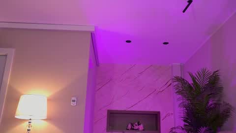 Snapshot of hellenroyy chatting on 10/27/25, 04:05 hellenroyy online show from 10/27/25, 04:05