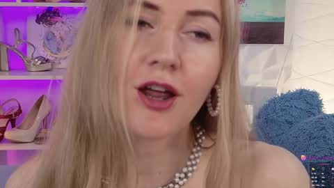 Alisia  Monday to Friday from 10 am to 4 pm GMT 2 online show from 02/05/25, 11:12