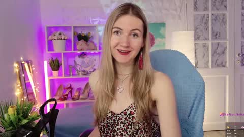 Alisia  Monday to Friday from 10 am to 4 pm GMT 2 online show from 02/14/25, 09:13