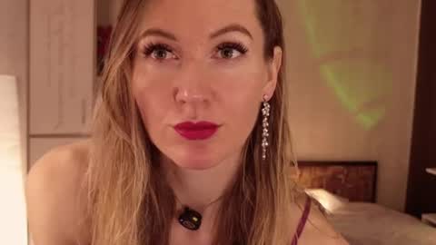 Snapshot of hello_lisha chatting on 07/06/26, 09:17 Alisia Monday to Friday from 10 am to 4 pm GMT 2 online show from 07/06/26, 09:17