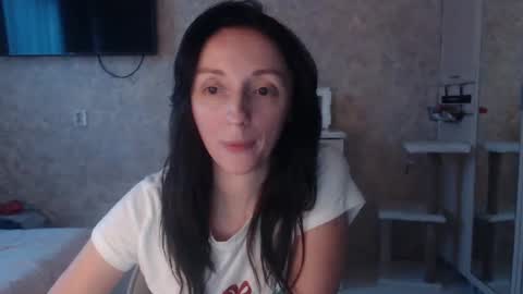 Snapshot of hellokittykaty chatting on 02/04/25, 06:25 Victory online show from 02/04/25, 06:25