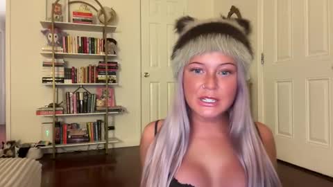 hellokittyluverr online show from 11/04/25, 06:01