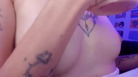 Snapshot of helloskinnygirls chatting on 10/14/25, 09:59 Raven and Momo online show from 10/14/25, 09:59