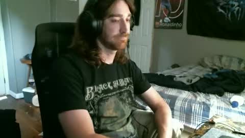 Snapshot of hellothereimcoolyo chatting on 04/27/26, 07:01 longhairbeardedguy online show from 04/27/26, 07:01