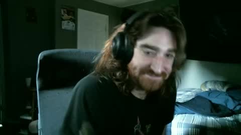 Snapshot of hellothereimcoolyo chatting on 05/19/26, 11:38 longhairbeardedguy online show from 05/19/26, 11:38