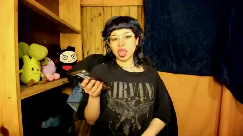 Snapshot of helokitkat chatting on 10/21/25, 01:17 helokitkat online show from 10/21/25, 01:17