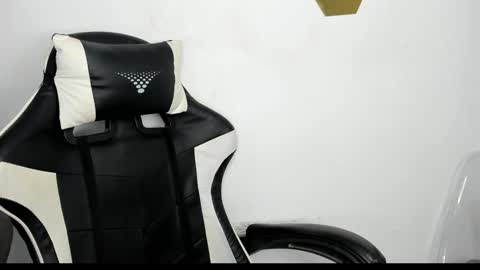 heluehorny13 online show from 01/21/25, 05:05