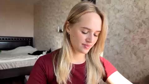 Sylvia online show from 09/15/25, 08:03