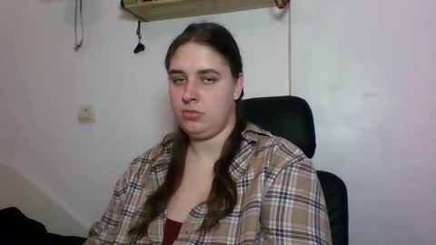 hess_luna_ online show from 10/08/25, 09:07