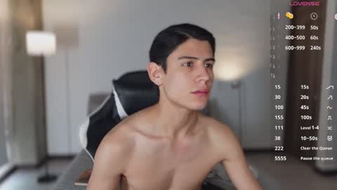 Snapshot of hey_cesard chatting on 05/08/26, 12:32 hey_cesard online show from 05/08/26, 12:32