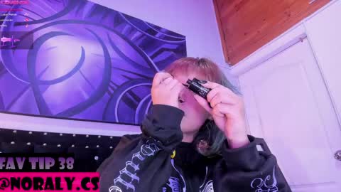 Snapshot of hey_noraly chatting on 05/07/26, 08:42 Noraly online show from 05/07/26, 08:42