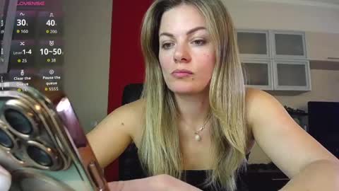 Snapshot of hi_bye_ chatting on 04/23/26, 12:29 Lina online show from 04/23/26, 12:29