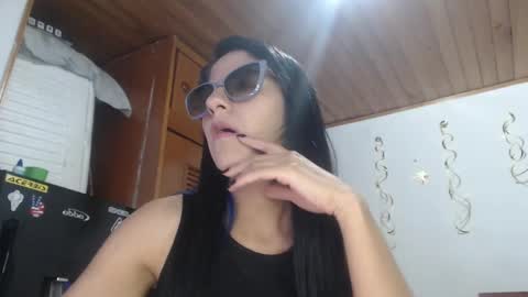 hilaril18 online show from 12/19/24, 03:29