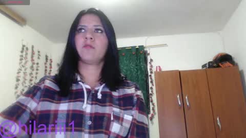 hilaril18 online show from 04/15/26, 07:58