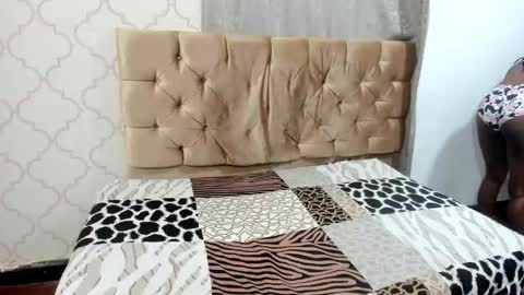 Snapshot of hilaryy_19_ chatting on 10/26/25, 12:00 hilaryy_19_ online show from 10/26/25, 12:00