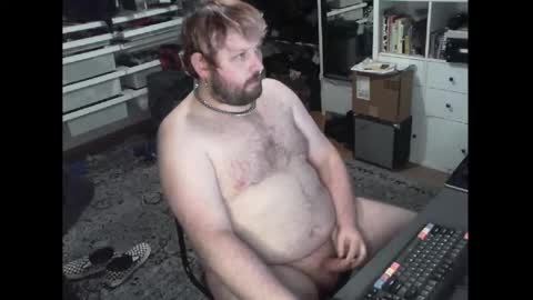 Snapshot of hipguy91 chatting on 12/17/25, 05:24 hipguy91 online show from 12/17/25, 05:24