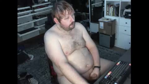 Snapshot of hipguy91 chatting on 12/19/25, 06:04 hipguy91 online show from 12/19/25, 06:04