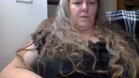 Snapshot of hippysnewhere chatting on 05/28/26, 10:34 hippysnewhere online show from 05/28/26, 10:34