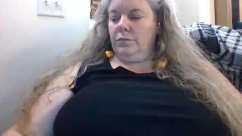 Snapshot of hippysnewhere chatting on 06/04/26, 02:50 hippysnewhere online show from 06/04/26, 02:50