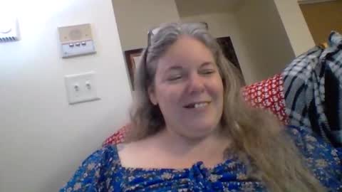Snapshot of hippysnewhere chatting on 06/05/26, 09:04 hippysnewhere online show from 06/05/26, 09:04