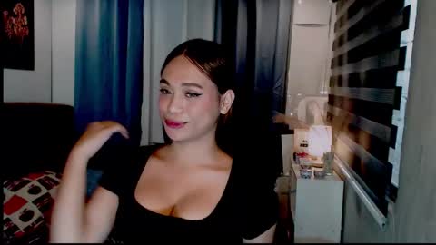 hoelymarie online show from 05/02/26, 03:22