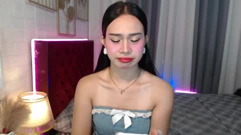 Snapshot of hoelymolly chatting on 04/28/26, 02:27 hoelymolly online show from 04/28/26, 02:27
