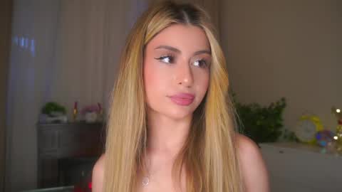 Snapshot of holayoula chatting on 04/24/26, 09:34 Moni Monica online show from 04/24/26, 09:34