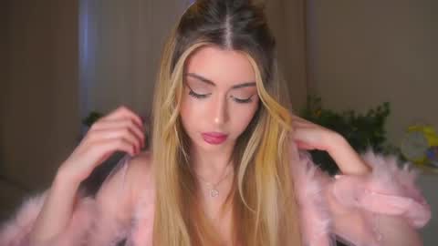 Snapshot of holayoula chatting on 04/27/26, 08:01 Moni Monica online show from 04/27/26, 08:01