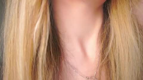 Snapshot of holayoula chatting on 05/05/26, 08:00 Moni Monica online show from 05/05/26, 08:00