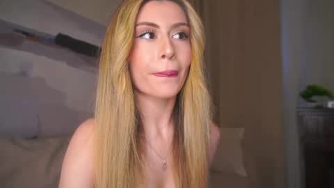 Snapshot of holayoula chatting on 05/15/26, 08:10 Moni Monica online show from 05/15/26, 08:10