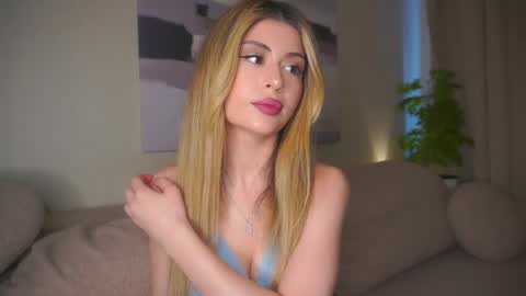 Snapshot of holayoula chatting on 05/20/26, 08:09 Moni Monica online show from 05/20/26, 08:09