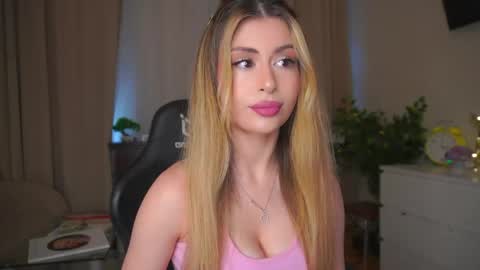 Snapshot of holayoula chatting on 05/24/26, 08:08 Moni Monica online show from 05/24/26, 08:08