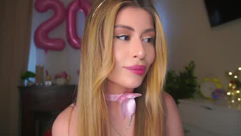 Snapshot of holayoula chatting on 05/27/26, 09:06 Moni Monica online show from 05/27/26, 09:06