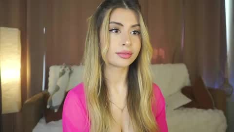 Snapshot of holayoula chatting on 06/07/26, 08:07 Moni Monica online show from 06/07/26, 08:07