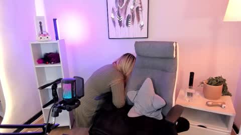 Hollie online show from 03/25/26, 12:00