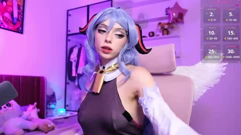 Snapshot of holliwould_ chatting on 05/07/26, 11:48 Holli online show from 05/07/26, 11:48