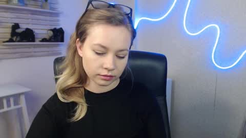 Holly online show from 03/07/25, 01:09