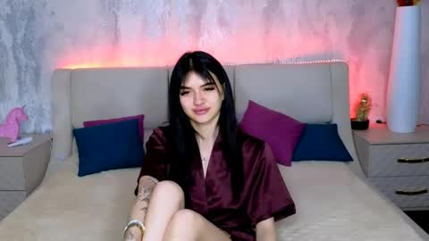 Snapshot of holly_beck chatting on 05/19/26, 01:56 Holly online show from 05/19/26, 01:56