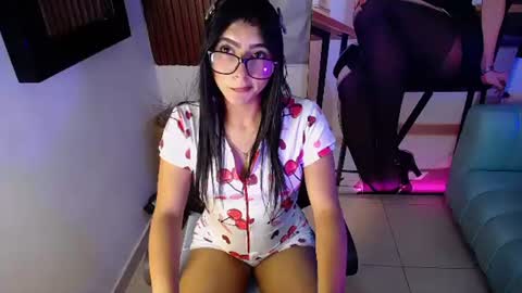 Snapshot of holly_watson_ chatting on 06/12/26, 04:00 Holly Wastson online show from 06/12/26, 04:00