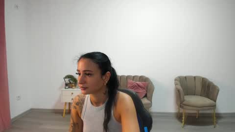 holly_wood18 online show from 07/06/26, 08:11