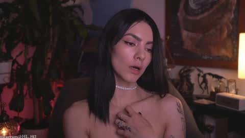 Holly Linder online show from 04/11/26, 07:45