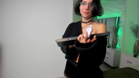 hollypeach_ online show from 11/13/25, 08:52