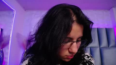 hollypeach_ online show from 12/19/25, 08:32